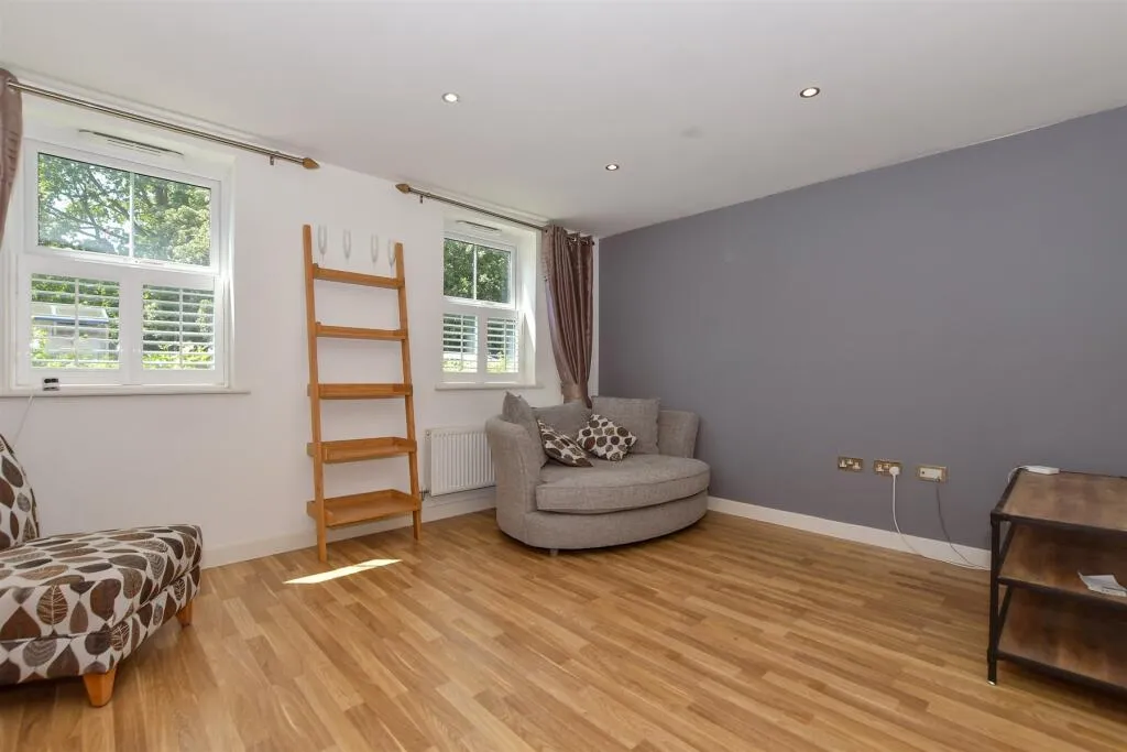 1 bed Ground Flat