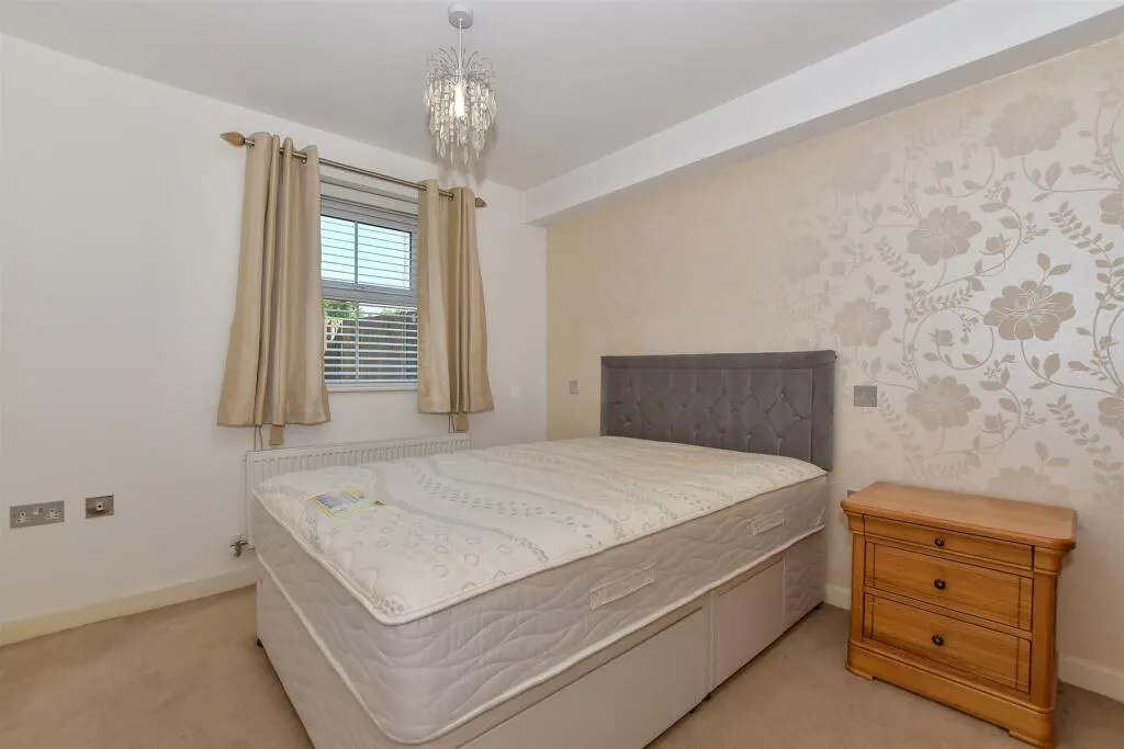 1 bed Ground Flat