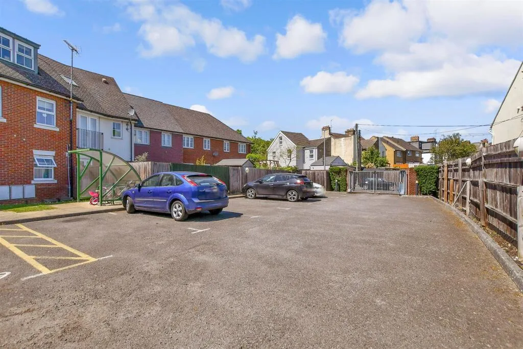 1 bed Ground Flat