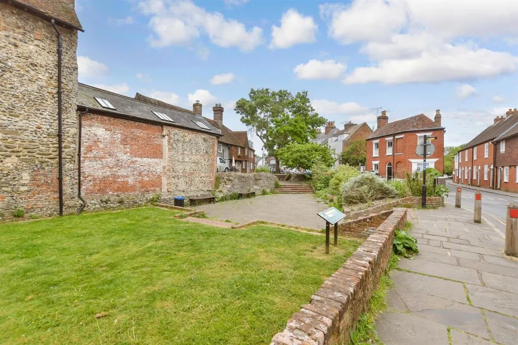 4 bed Terraced