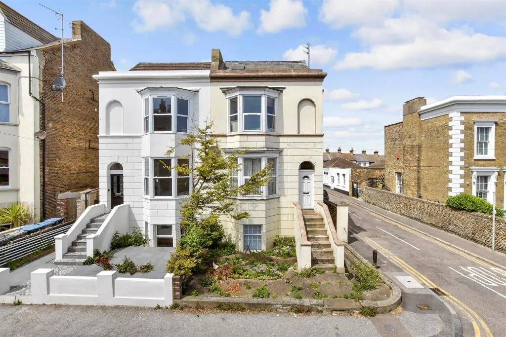 2 bed Maisonette