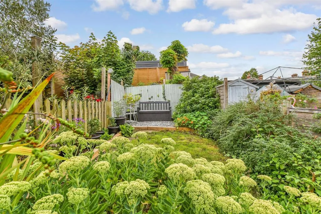 3 bed End of Terrace