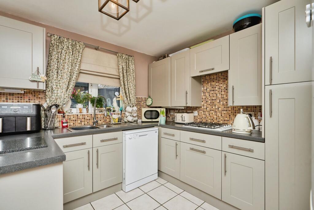 6 bed Detached