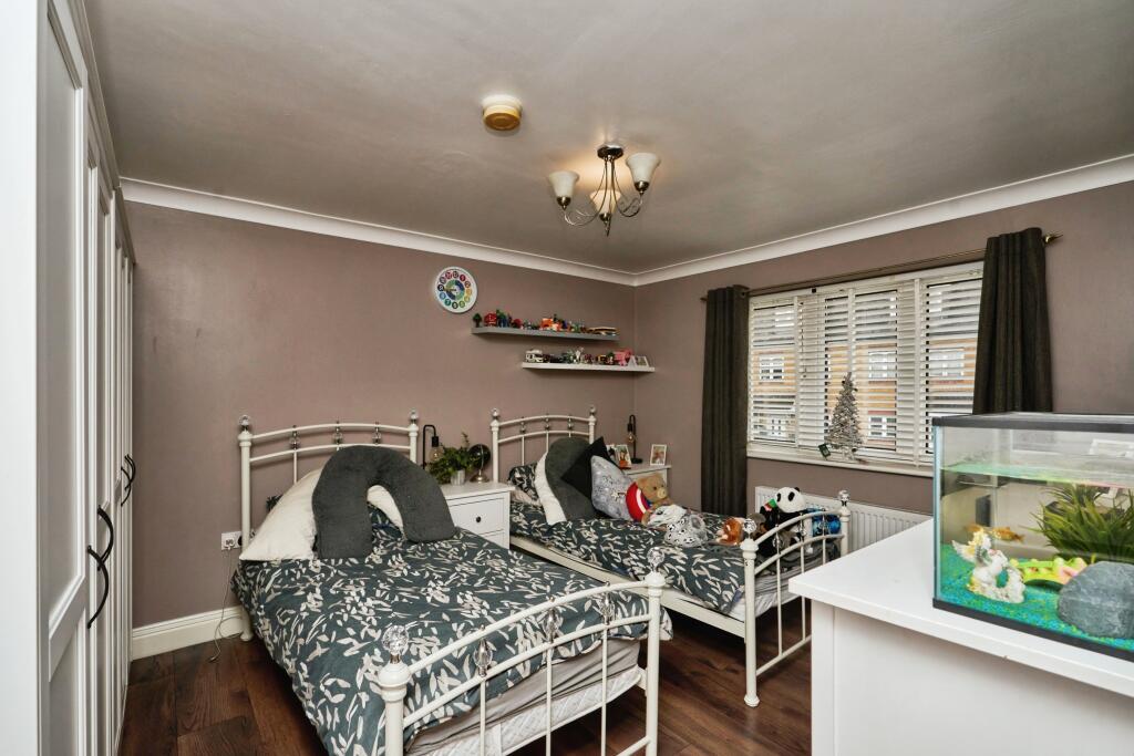 6 bed Detached