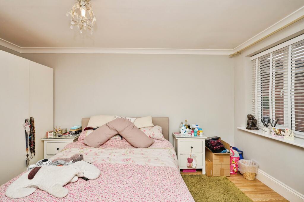 6 bed Detached
