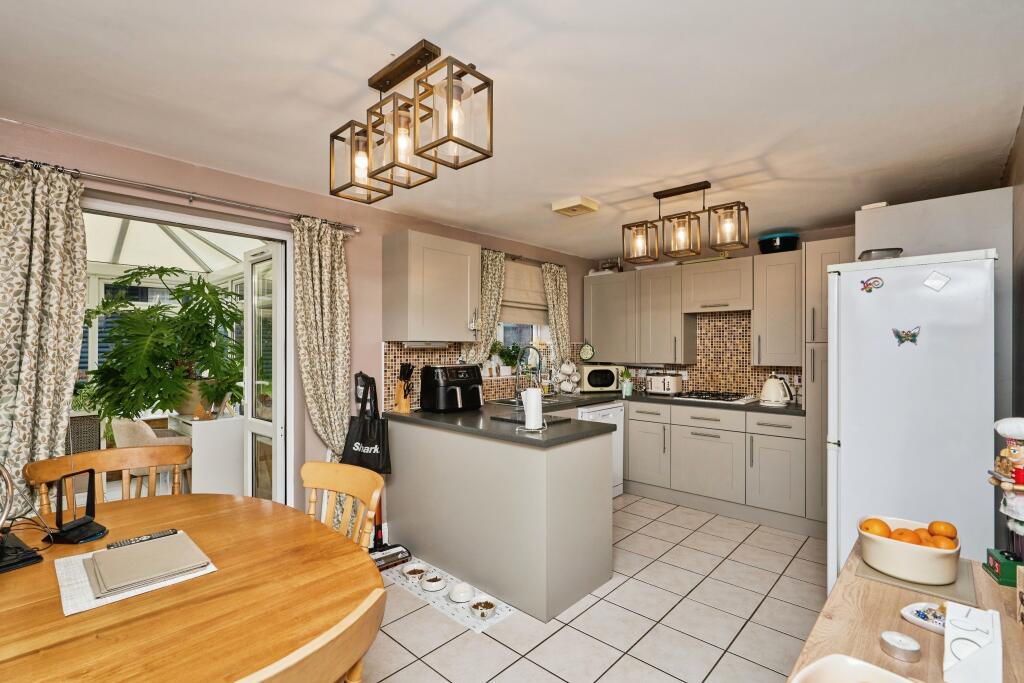 6 bed Detached