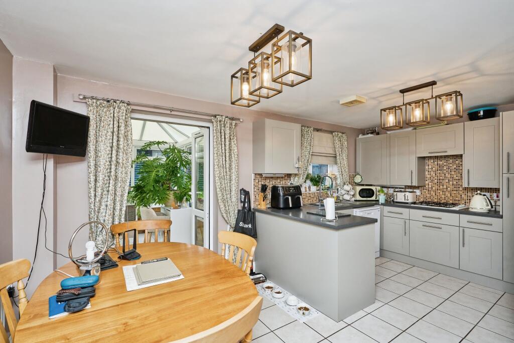 6 bed Detached