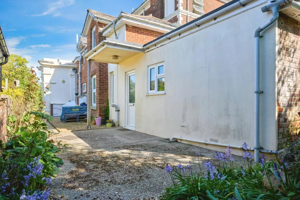2 bed Ground Flat