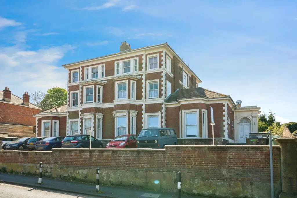 2 bed Ground Flat