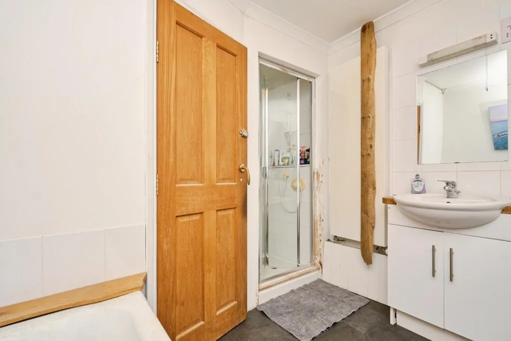 4 bed Semi-Detached