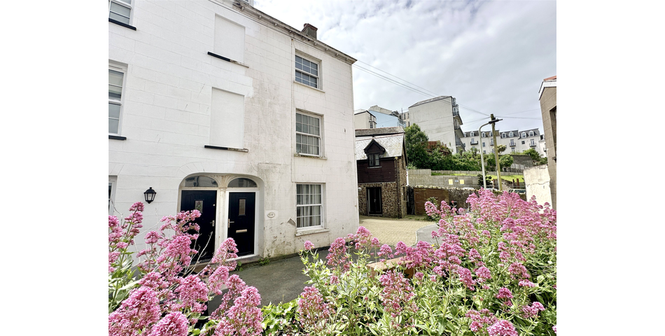 Spacious semi-detached family home in the sea front area of the town