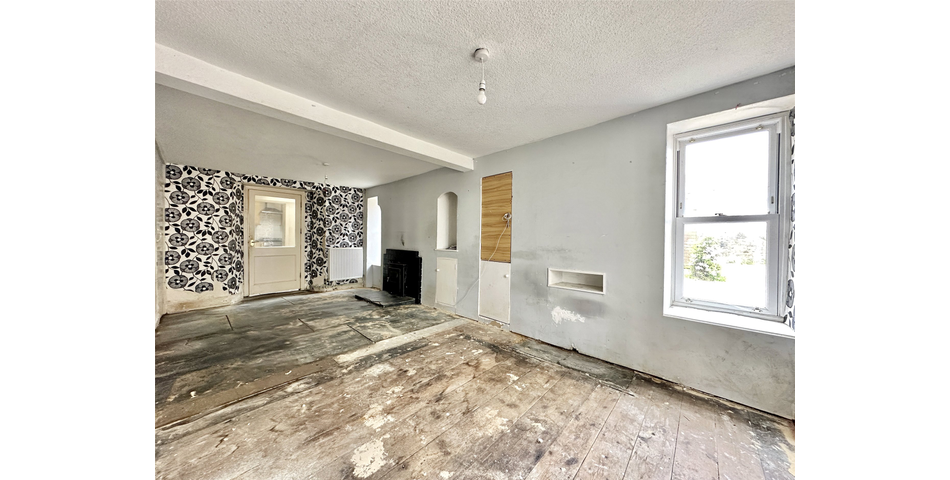 Spacious semi-detached family home in the sea front area of the town