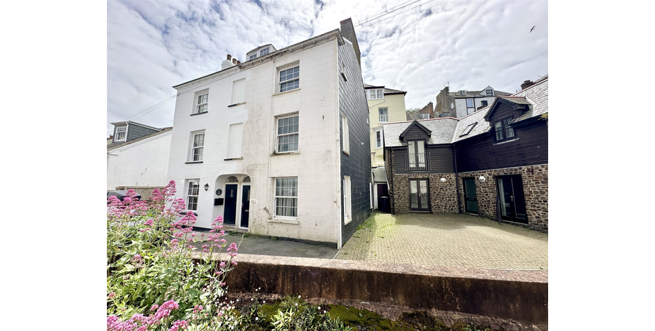 Spacious semi-detached family home in the sea front area of the town