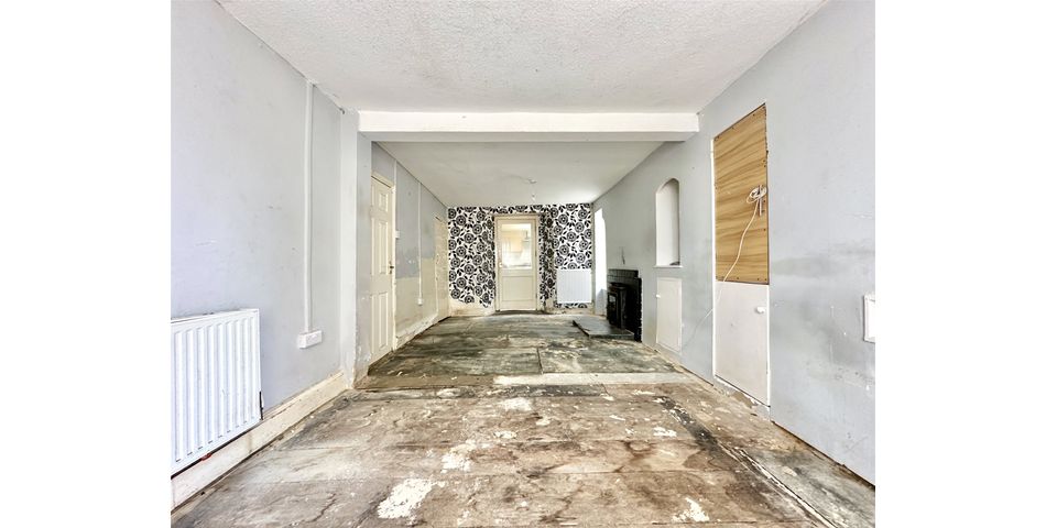 Spacious semi-detached family home in the sea front area of the town