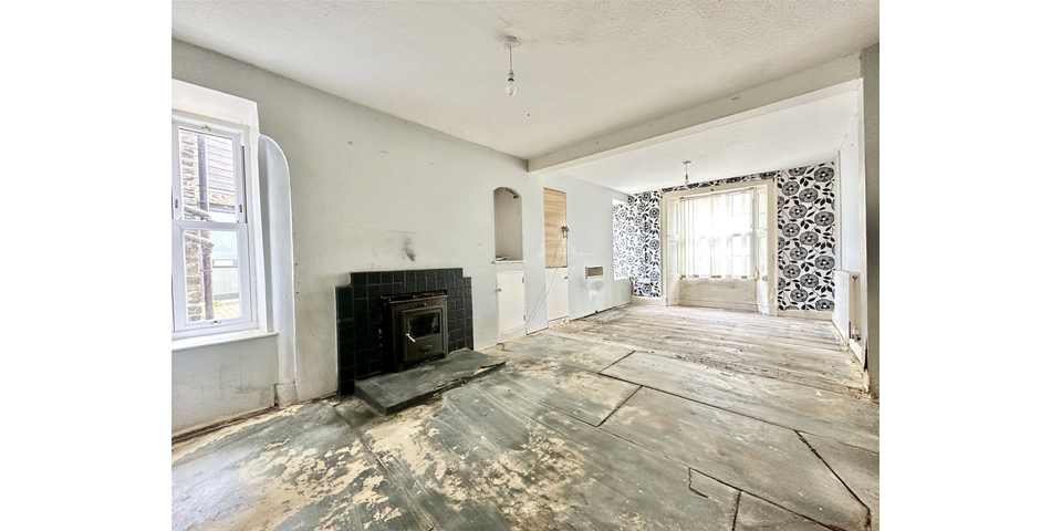 Spacious semi-detached family home in the sea front area of the town