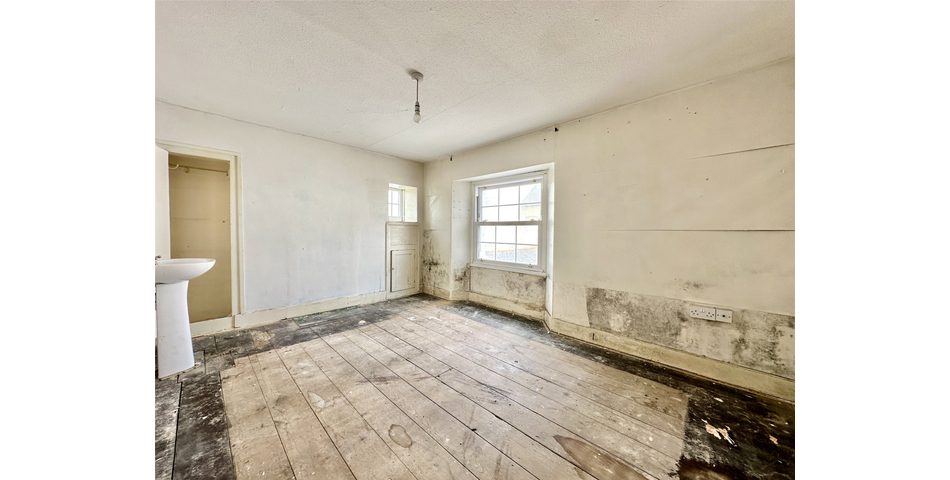 Spacious semi-detached family home in the sea front area of the town