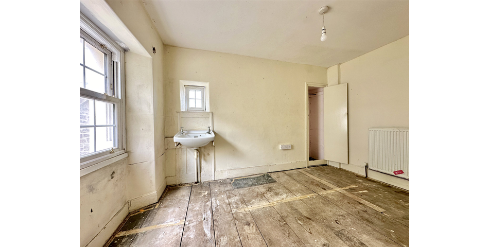 Spacious semi-detached family home in the sea front area of the town