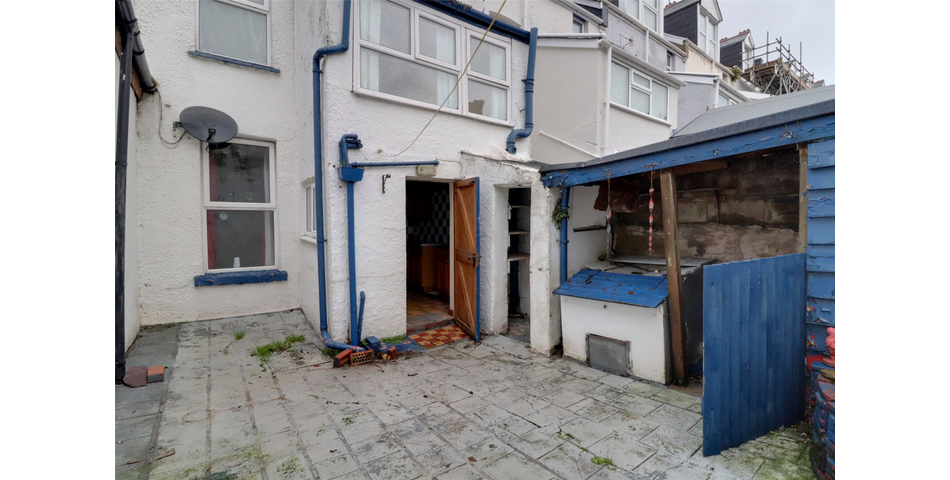 End terrace family home in need of modernisation and updating, centrally located and with the benefit of a garage and parking space