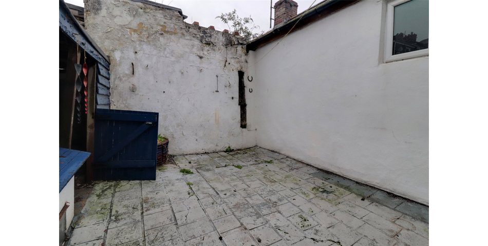 End terrace family home in need of modernisation and updating, centrally located and with the benefit of a garage and parking space