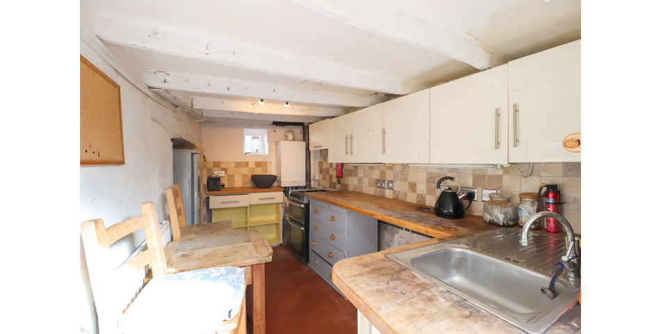 16TH CENTURY THATCHED COTTAGE THREE DOUBLE BEDROOMS SOUTH FACING REAR GARDEN SPACIOUS KITCHEN/DINER 