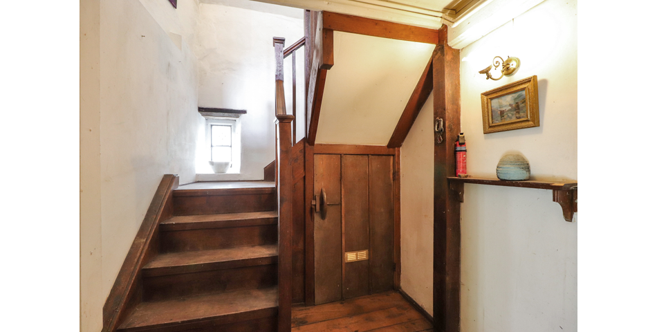 16TH CENTURY THATCHED COTTAGE THREE DOUBLE BEDROOMS SOUTH FACING REAR GARDEN SPACIOUS KITCHEN/DINER 