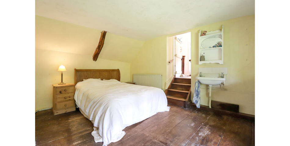 16TH CENTURY THATCHED COTTAGE THREE DOUBLE BEDROOMS SOUTH FACING REAR GARDEN SPACIOUS KITCHEN/DINER 