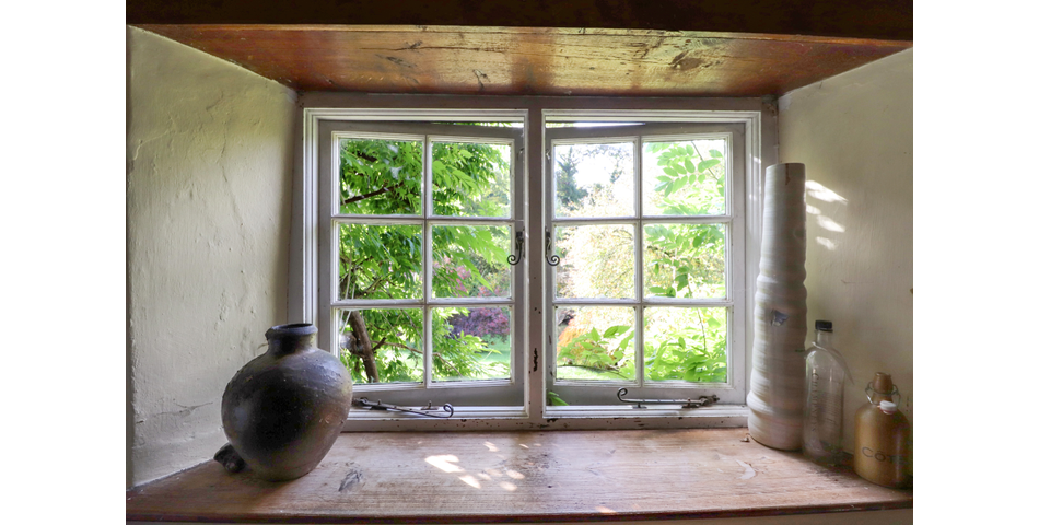16TH CENTURY THATCHED COTTAGE THREE DOUBLE BEDROOMS SOUTH FACING REAR GARDEN SPACIOUS KITCHEN/DINER 