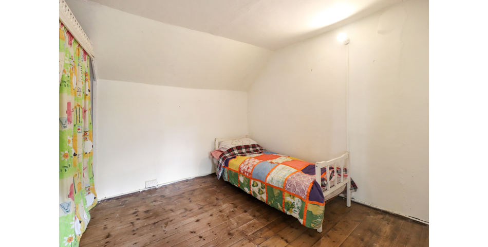 16TH CENTURY THATCHED COTTAGE THREE DOUBLE BEDROOMS SOUTH FACING REAR GARDEN SPACIOUS KITCHEN/DINER 