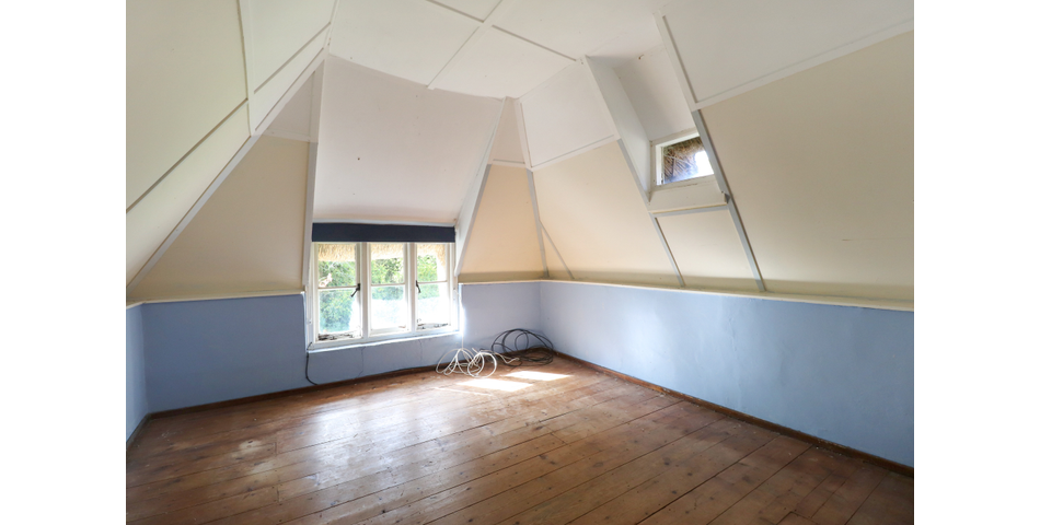 16TH CENTURY THATCHED COTTAGE THREE DOUBLE BEDROOMS SOUTH FACING REAR GARDEN SPACIOUS KITCHEN/DINER 