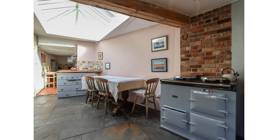 16TH CENTURY THATCHED COTTAGE THREE DOUBLE BEDROOMS SOUTH FACING REAR GARDEN SPACIOUS KITCHEN/DINER 