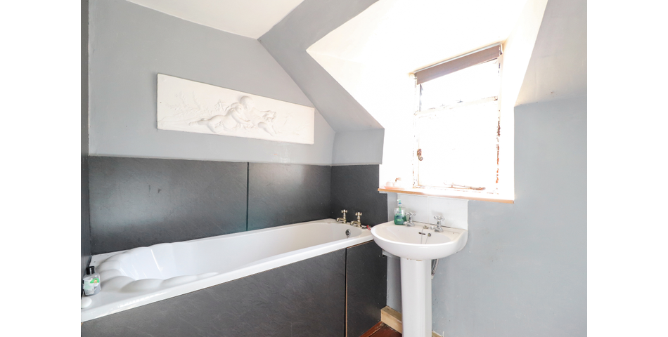 16TH CENTURY THATCHED COTTAGE THREE DOUBLE BEDROOMS SOUTH FACING REAR GARDEN SPACIOUS KITCHEN/DINER 