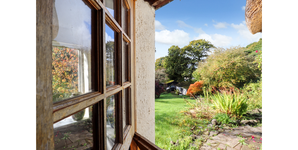 16TH CENTURY THATCHED COTTAGE THREE DOUBLE BEDROOMS SOUTH FACING REAR GARDEN SPACIOUS KITCHEN/DINER 