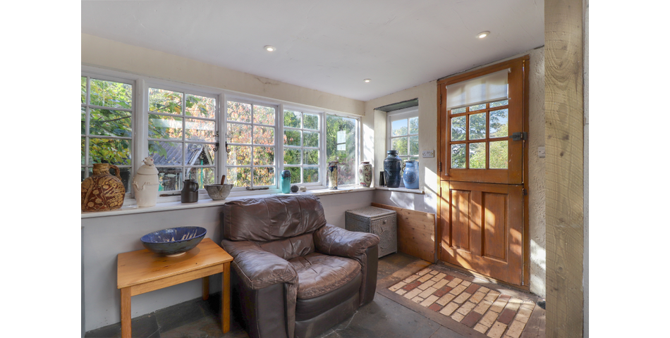 16TH CENTURY THATCHED COTTAGE THREE DOUBLE BEDROOMS SOUTH FACING REAR GARDEN SPACIOUS KITCHEN/DINER 