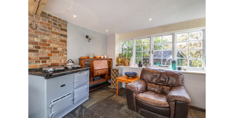 16TH CENTURY THATCHED COTTAGE THREE DOUBLE BEDROOMS SOUTH FACING REAR GARDEN SPACIOUS KITCHEN/DINER 