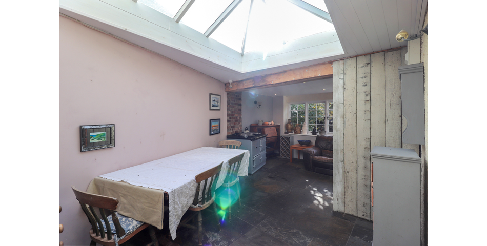 16TH CENTURY THATCHED COTTAGE THREE DOUBLE BEDROOMS SOUTH FACING REAR GARDEN SPACIOUS KITCHEN/DINER 