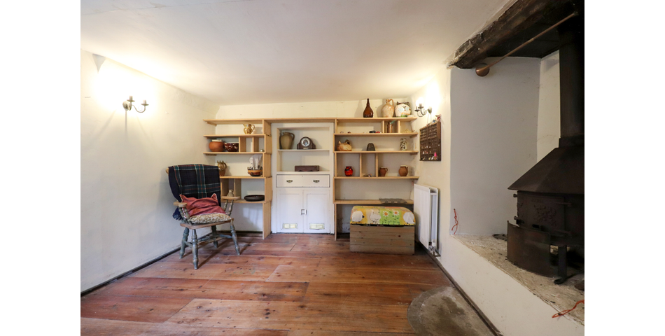 16TH CENTURY THATCHED COTTAGE THREE DOUBLE BEDROOMS SOUTH FACING REAR GARDEN SPACIOUS KITCHEN/DINER 