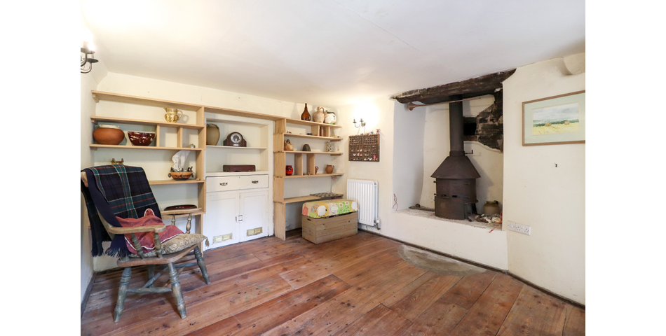 16TH CENTURY THATCHED COTTAGE THREE DOUBLE BEDROOMS SOUTH FACING REAR GARDEN SPACIOUS KITCHEN/DINER 
