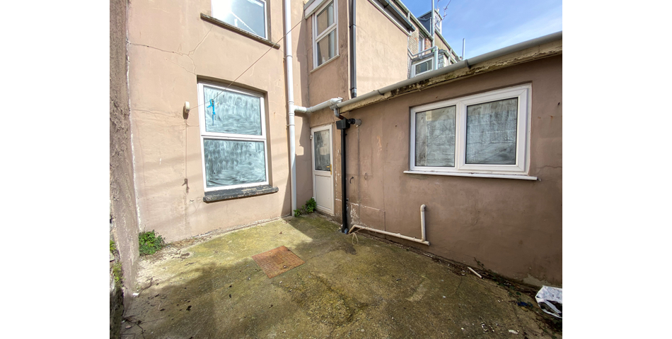 A proper renovation project - 4 bedroom terraced home in a central location