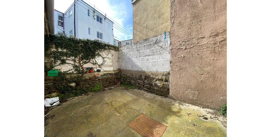 A proper renovation project - 4 bedroom terraced home in a central location