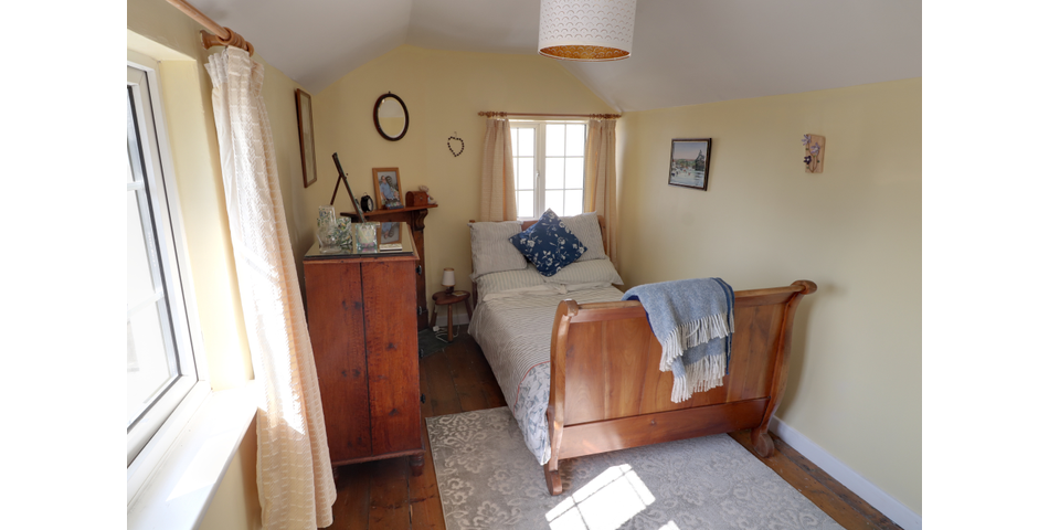 2 bedroom detached cottage