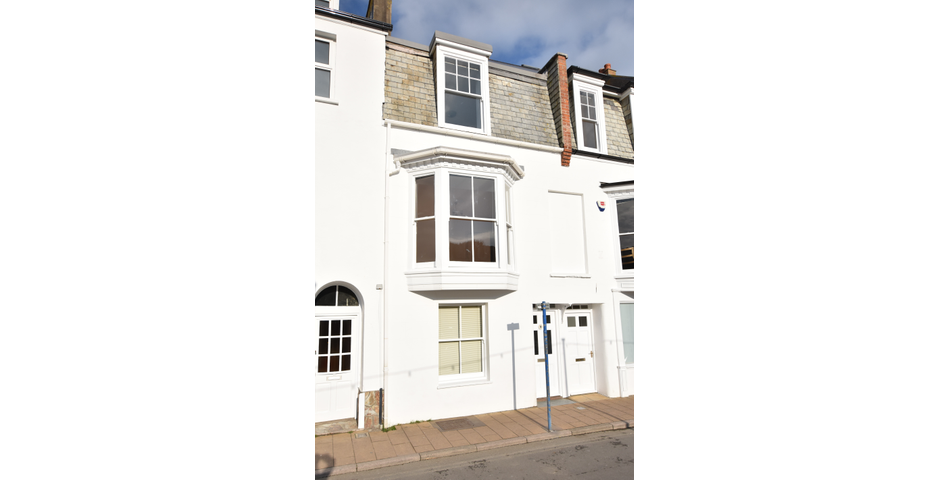 FABULOUS HARBOURSIDE LOCATION! A characterful 3 bedroom terraced home enjoing delightful views into the harbour and over the Bristol Channel. Ideal family home or holiday home/holiday let.