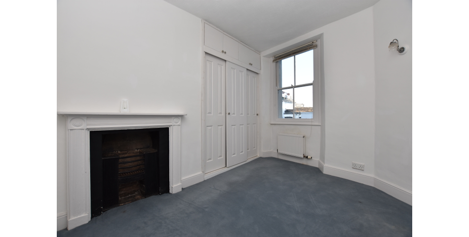 FABULOUS HARBOURSIDE LOCATION! A characterful 3 bedroom terraced home enjoing delightful views into the harbour and over the Bristol Channel. Ideal family home or holiday home/holiday let.