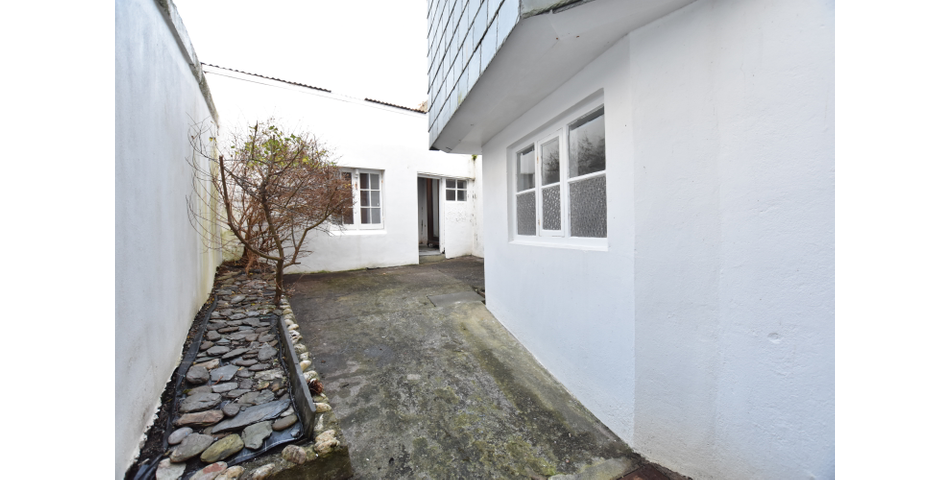 FABULOUS HARBOURSIDE LOCATION! A characterful 3 bedroom terraced home enjoing delightful views into the harbour and over the Bristol Channel. Ideal family home or holiday home/holiday let.