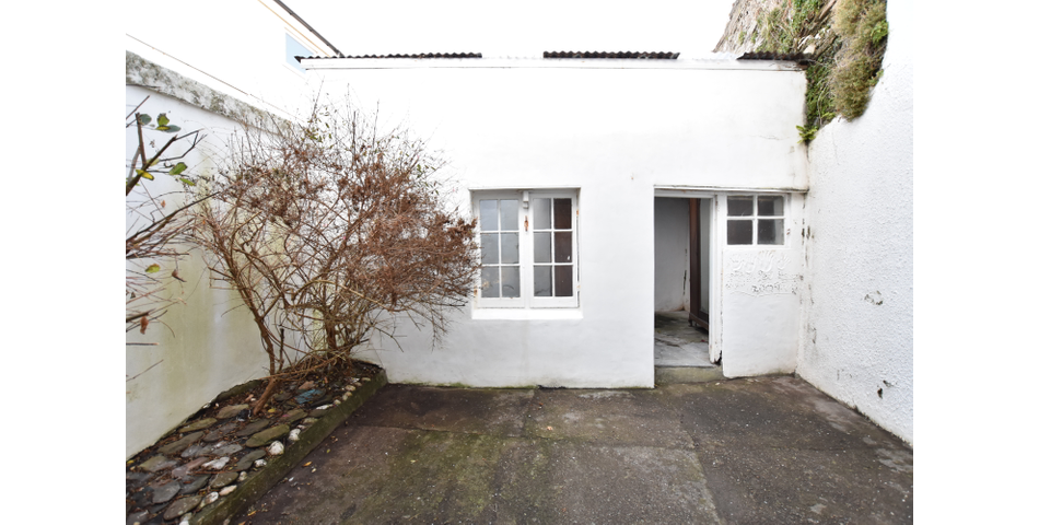 FABULOUS HARBOURSIDE LOCATION! A characterful 3 bedroom terraced home enjoing delightful views into the harbour and over the Bristol Channel. Ideal family home or holiday home/holiday let.