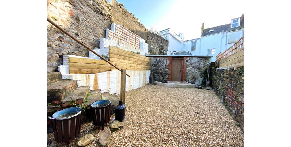 FABULOUS HARBOURSIDE LOCATION! A characterful 3 bedroom terraced home enjoing delightful views into the harbour and over the Bristol Channel. Ideal family home or holiday home/holiday let.