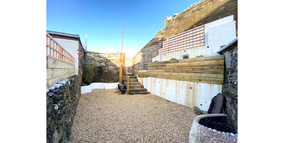 FABULOUS HARBOURSIDE LOCATION! A characterful 3 bedroom terraced home enjoing delightful views into the harbour and over the Bristol Channel. Ideal family home or holiday home/holiday let.