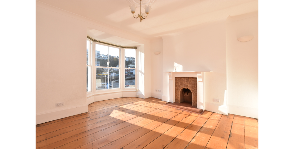 FABULOUS HARBOURSIDE LOCATION! A characterful 3 bedroom terraced home enjoing delightful views into the harbour and over the Bristol Channel. Ideal family home or holiday home/holiday let.