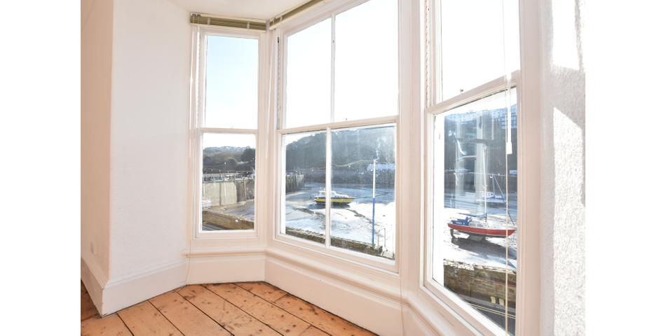 FABULOUS HARBOURSIDE LOCATION! A characterful 3 bedroom terraced home enjoing delightful views into the harbour and over the Bristol Channel. Ideal family home or holiday home/holiday let.