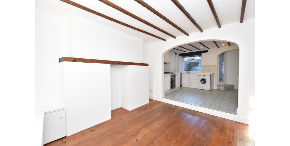 FABULOUS HARBOURSIDE LOCATION! A characterful 3 bedroom terraced home enjoing delightful views into the harbour and over the Bristol Channel. Ideal family home or holiday home/holiday let.