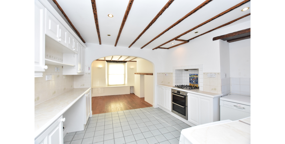 FABULOUS HARBOURSIDE LOCATION! A characterful 3 bedroom terraced home enjoing delightful views into the harbour and over the Bristol Channel. Ideal family home or holiday home/holiday let.